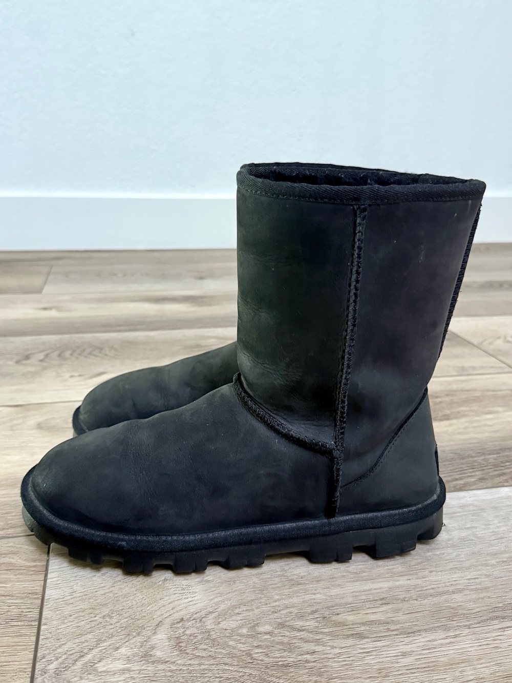 UGG Classic Short Leather Women’s Boots Size 9